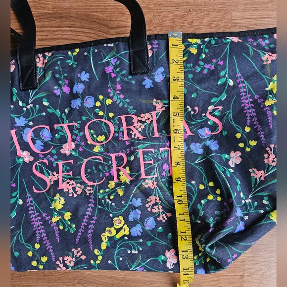 Victoria's Secret Large Zippered Black Pink Floral Weekend Getaway Tote Handbag - Picture 7 of 10